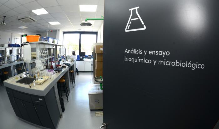 Se observa un laboratorio de UTEC desde la puerta