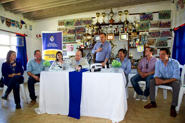 Autoridades del Ministerio de Transporte y Obras Públicas y autoridades de Treinta y Tres en la presentación del proyecto vial