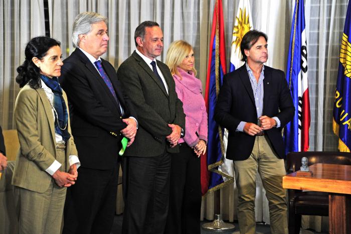Presidente Luis Lacalle Pou junto a vicepresidenta Beatriz Argimón, al secretario de Presidencia, Álvaro Delgado y a la ministra de Economía, Azucena Arbeleche en el traspaso de mando