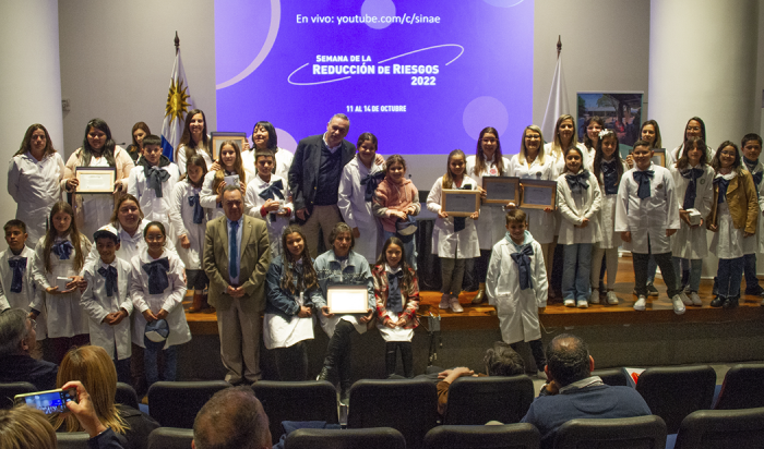 Secretario de Presidencia Álvaro Delgado y director del Sinae, Sergio Rico, junto a escolares U,R. Long y autoridades de la Unión de Exportadores