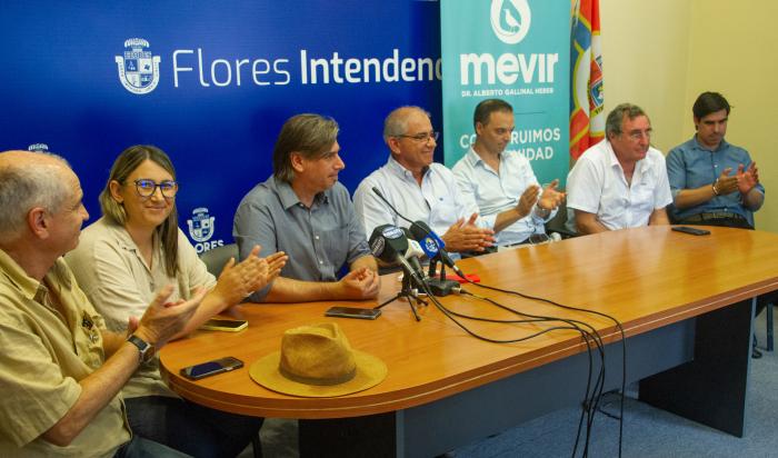 Autoridades de Mevir y de la intendencia de Flores en el acto de presentación del programa