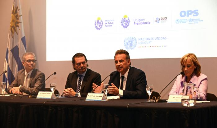 Ministro de Salud Pública, Daniel Salinas y prosecretario de Presidencia, Rodrigo Ferrés junto a representantes de los organismos integrantes del nodo