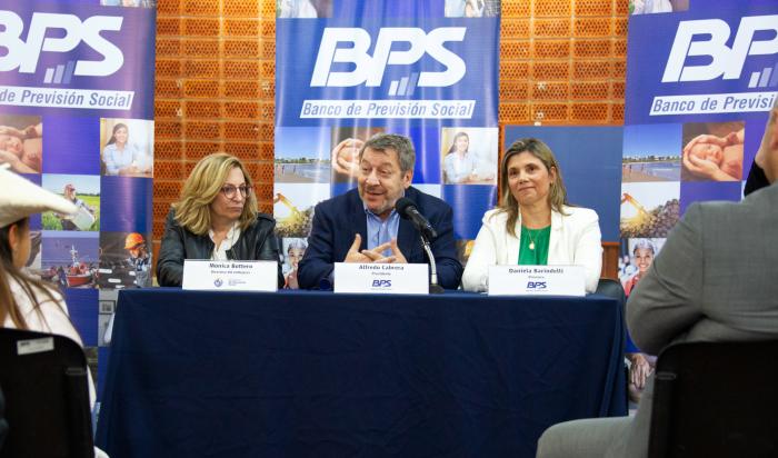 Autoridades del BPS y de Inmujeres