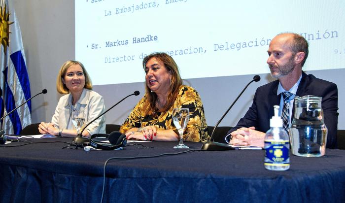 Ministra de Vivienda, Irene Moreira junto al representante de la Unión Europea y de Finlandia