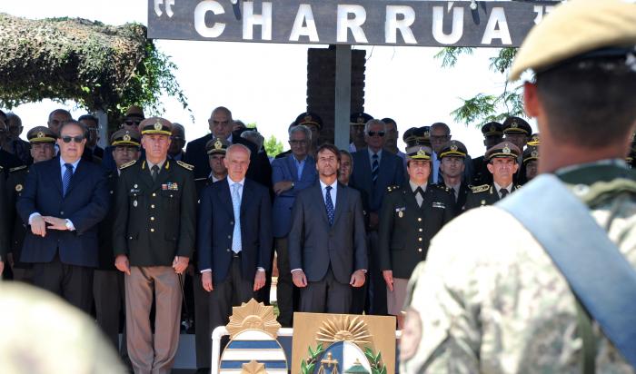 Presidente Luis Lacalle Pou y el ministro de Defensa Nacional, Javier García, junto a autoridades militares durante el acto