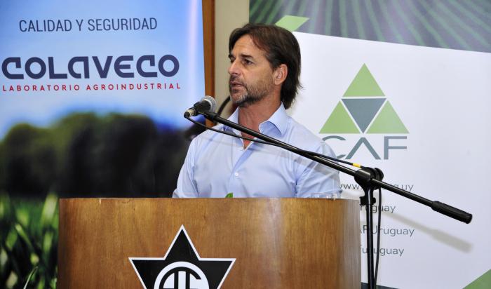 Presidente Luis Lacalle Pou expone durante el acto en Colonia Valdense