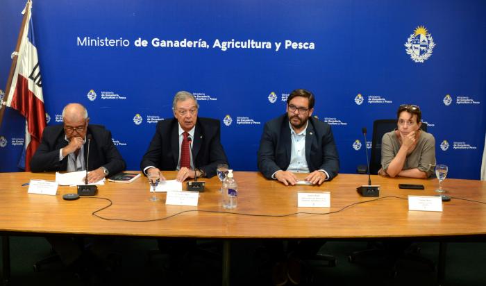 Ministro de Ganadería, Agricultura y Pesca, Fernando Mattos junto a autoridades de la cartera explica alcances de las medidas