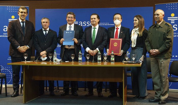 Prosecretario de Presidencia, Rodrigo Ferrés junto a autoridades del gobierno de China y autoridades de ASSE, MRREE y de ASSE