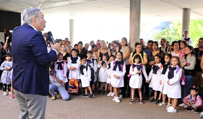 Robert Silva con escolares