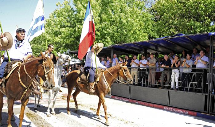 Representantes de una de las aparcerías pasan a caballo y saludan al Presidente Luis Lacalle Pou que se encuentra en el palco oficial