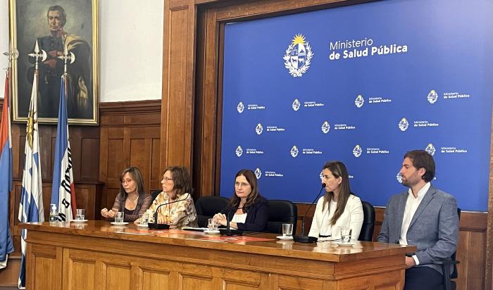 Ministra de Salud Pública, Karina Rando, junto a autoridades de la salud durante el acto