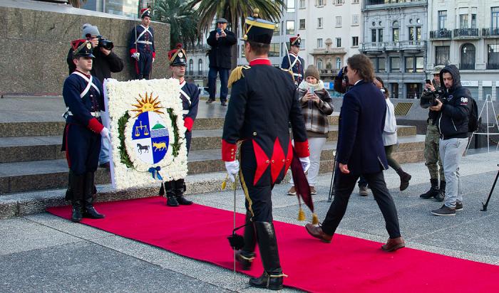 Presidente Luis Lacalle Pou coloca ofrenda floral en monumento a José Artigas en Plaza Independencia