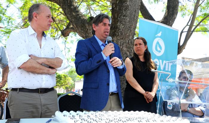 Presidente de Mevir, Juan Pablo Delgado extrayendo una bolilla para el sorteo