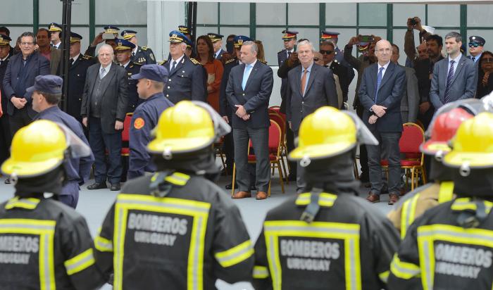 Autoridades durante el acto de aniversario de la Dirección Nacional de Bomberos