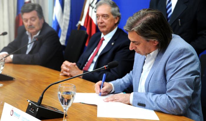 Ministro de Ganadería, Fernando Mattos junto al presidente de Mevir, Juan Pablo Delgado y Julio César Cardozo del Instituto de Colonización durante la firma del convenio