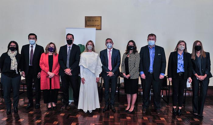 Lorena Ponce de León con autoridades del BID