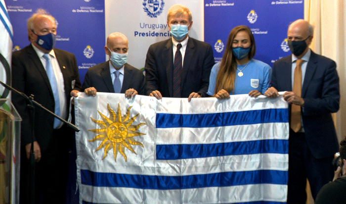 Autoridades y deportistas en entrega del pabellón