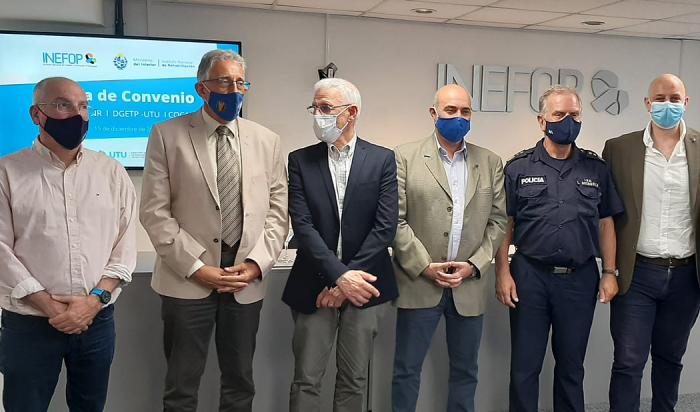 Autoridades en la firma de los convenios