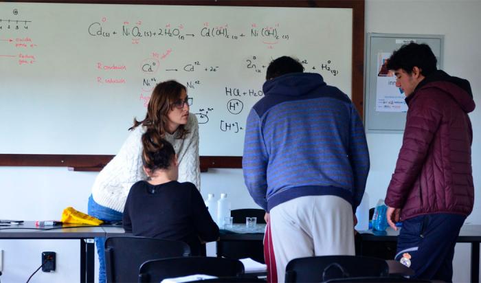 Docente y estudiantes de Secundaria