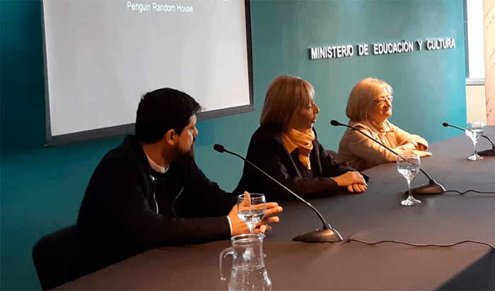 María Julia Muñoz recibe donación de Editorial Penguin Random House