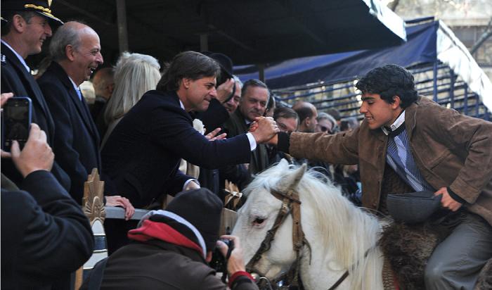 Presidente Luis Lacalle Pou saluda a un joven jinete desde el palco