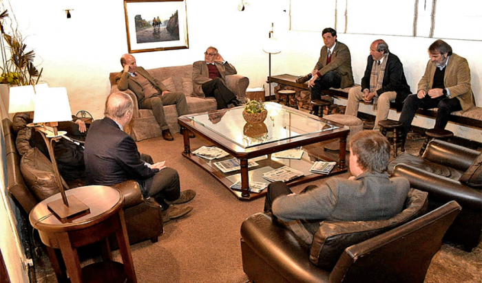 Enzo Benech con autoridades de la Asociación Rural del Uruguay