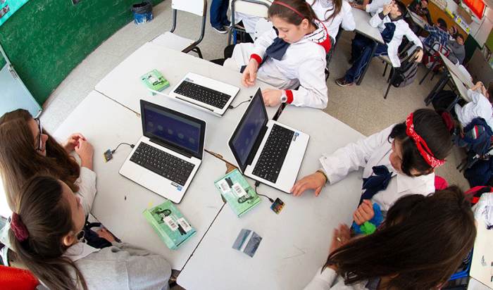 Escolares con computadoras de Plan Ceibal