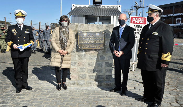 Ministro de Defensa, Javier García y autoridades navales