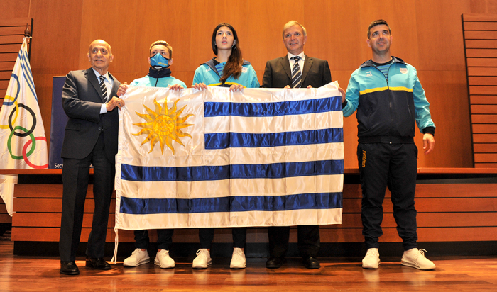 Autoridades del deporte junto a atletas