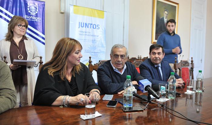 Autoridades firmando realojo