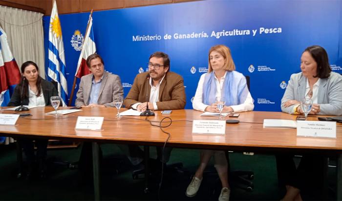 Autoridades del Ministerio de Ganadería, Agricultura y Pesca durante el acto