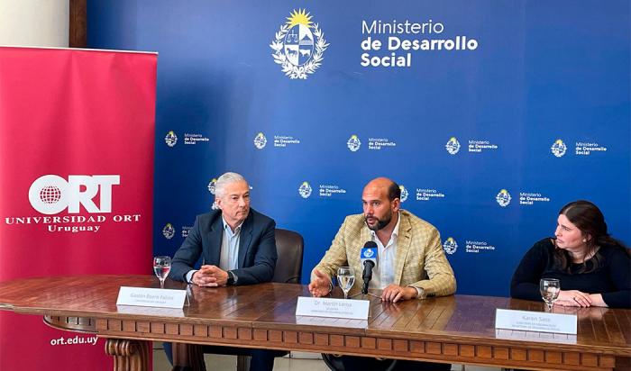 Martín Lema firma convenio