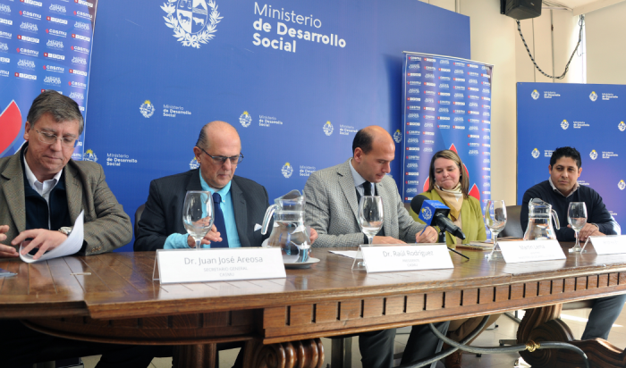 Autoridades del Mides y del Casmu en la firma de los contratos