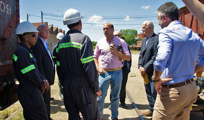 Autoridades del Mides y del MTSS recorren el predio junto a los egresados