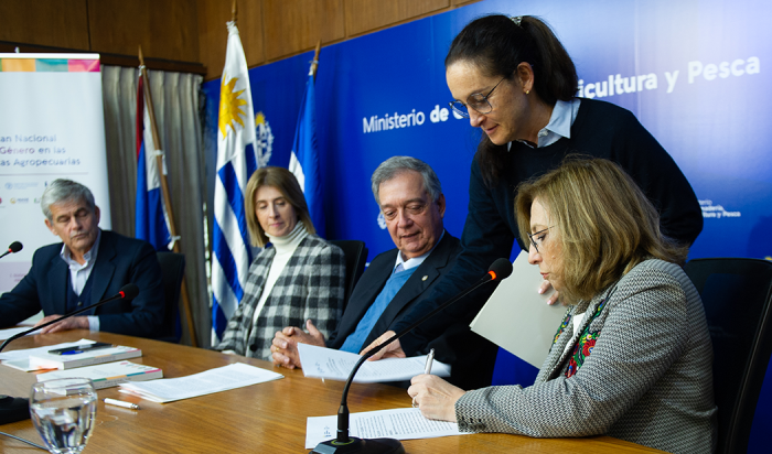 Autoridades del MGAP e Inmujeres en firma del convenio