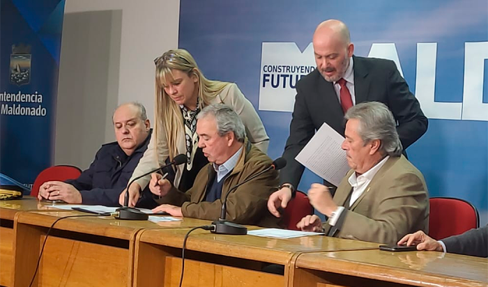 Heber y Antía en firma de convenio