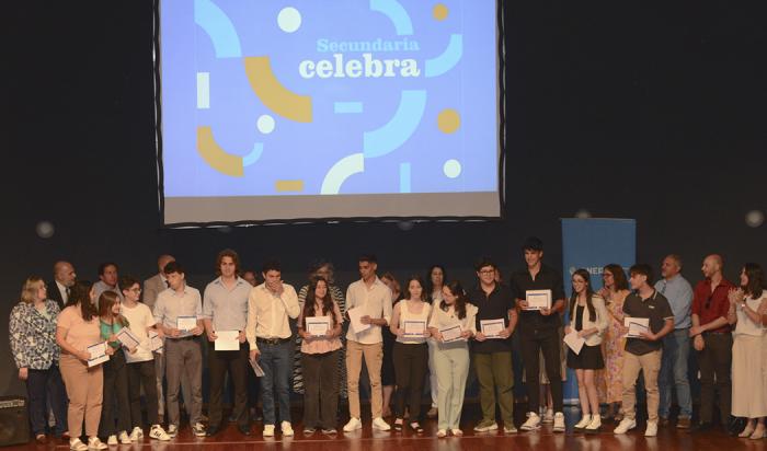 Autoridades de la Educación junto a los estudiantes distinguidos