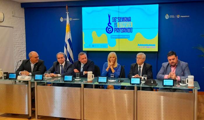 Vicepresidenta de la República, Beatriz Argimón y secretario de Presidencia, Álvaro Delgado junto a autoridades de Turismo y de Intendencia de Paysandú durante el acto de lanzamiento de la Semana de la Cerveza