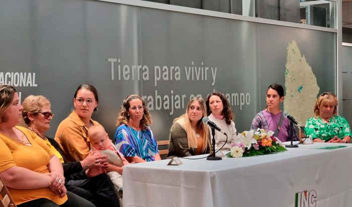 Mujeres rurales que recibirán tierras por parte del INC