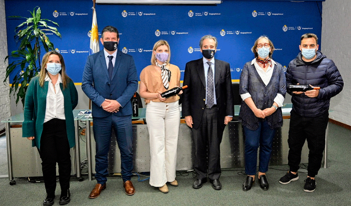 Autoridades junto a organizadores de la feria de vinos Uruwineday