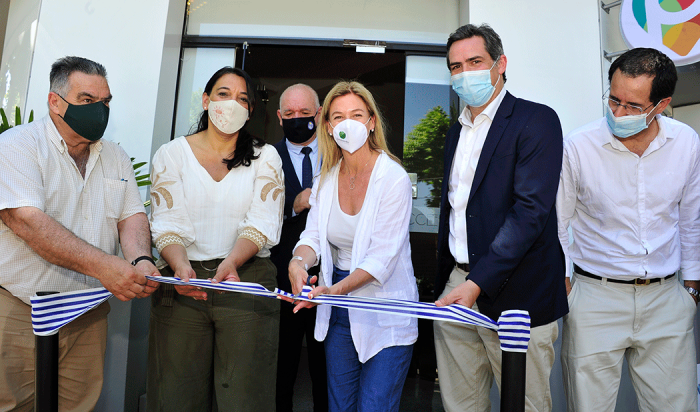 Lorena Ponce de León y autoridades inaugurando Centro Pyme en Durazno
