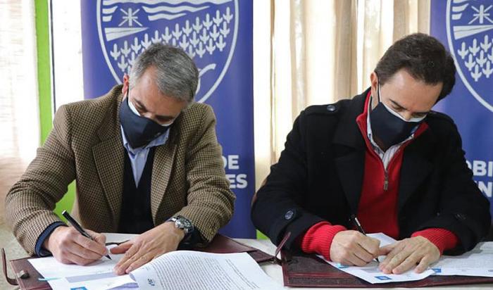 Mario Silvera y Germán Cardoso firman convenio para invertir en La Charqueada, Treinta y Tres