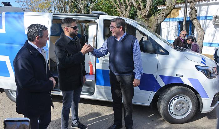 Leonardo Cipriani entrega ambulancias