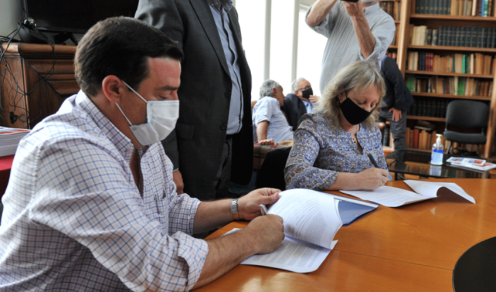 González y Emaldi en la firma del acuerdo