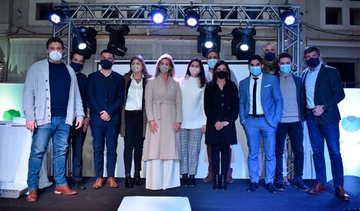 Lorena Ponce de León con emprendedores