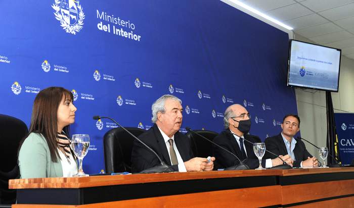 Autoridades en conferencia de prensa