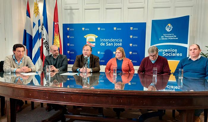 Ministro de Transporte y Obras Públicas, José L. Falero en la firma de convenios con representantes de las instituciones