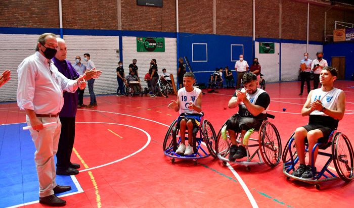 Ministro José L. Falero e integrantes de APRI en partido de básquetbol