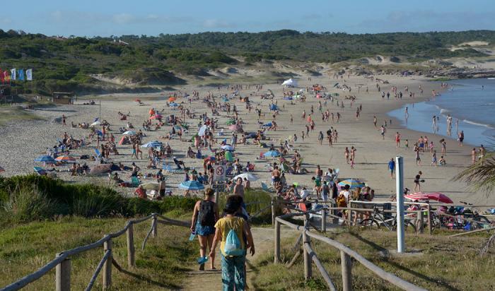 Playa con turistas