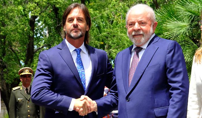 Presidente Luis Lacalle Pou y Presidente Luiz Inácio Da Silva se saludan previo a la reunión bilateral